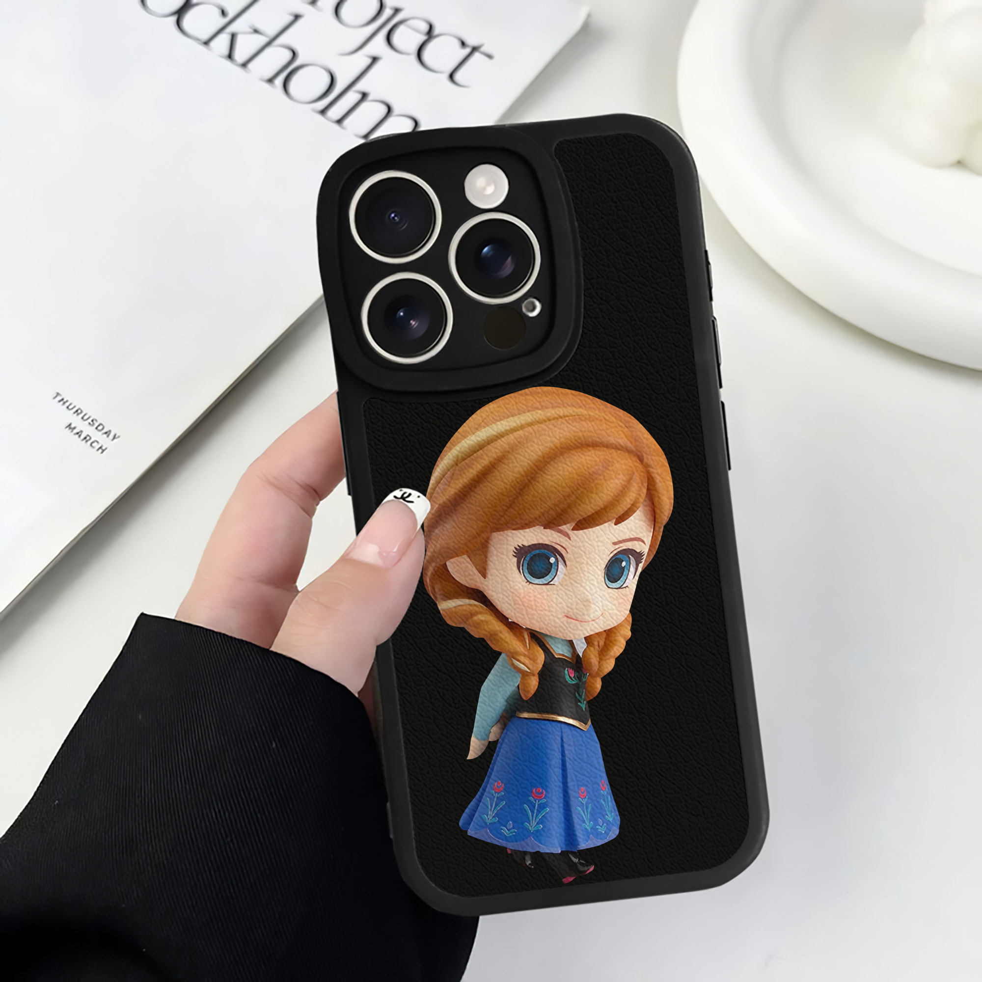 （画像用） アナと雪の女王 アンナ エルサ Frozen Anna Elsa 【iPhone 16シリーズ対応】シリコンスマホケース（レザー調） 材質：シリコン